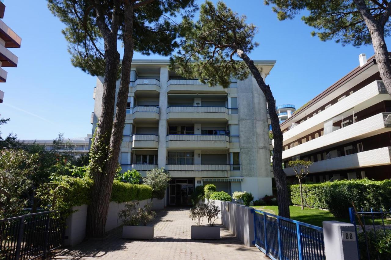 Residence Eva Lignano Sabbiadoro Exteriör bild